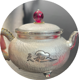三十五岁左右女性团队成员头像，穿商务休闲装，背景简洁，展现亲和形象